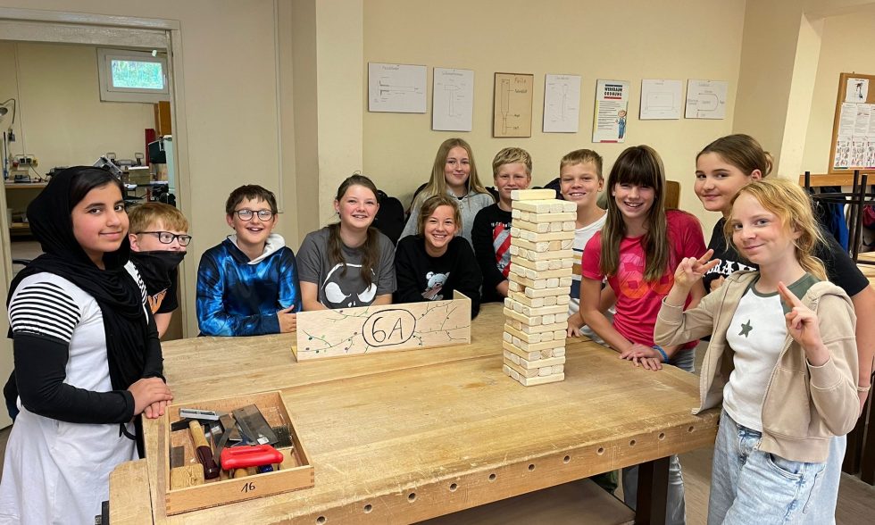 Die Klasse 6a hat jetzt einen eigenen Jenga-Turm