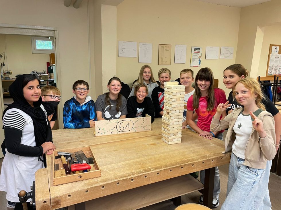 Die Klasse 6a hat jetzt einen eigenen Jenga-Turm